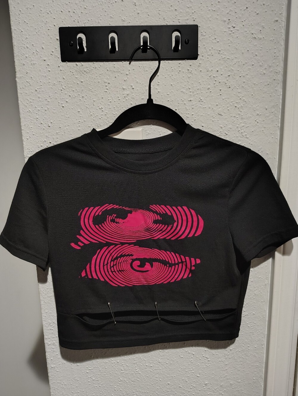 ROMWE Black Crop Top with Pink Optical Eye Graphic